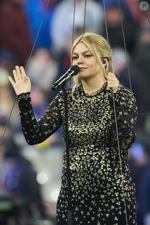 La chanteuse Louane (Louane Emera), représentante de la France au concours de l'Eurovision, interpréte pour la première fois son titre Maman, en hommage à sa mère décédée lorsqu'elle avait 17 ans, devant les 80 000 spectateurs, suspendue sur une plateforme, plusieurs mètres au-dessus de la pelouse et des musiciens, du Stade de France à la mi-temps du match du Tournoi des Six Nations opposant la France à l'Écosse, à Saint-Denis, Seine Saint-Denis, France. © Cyril Moreau/Bestimage