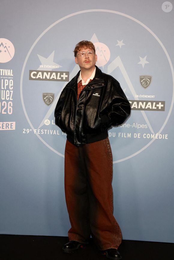 Eddy de Pretto - Tapis rouge de la cérémonie d'ouverture du 29ème Festival International du Film de Comédie de l'Alpe d'Huez le 19 Janvier 2026. © Dominique Jacovides/Bestimage