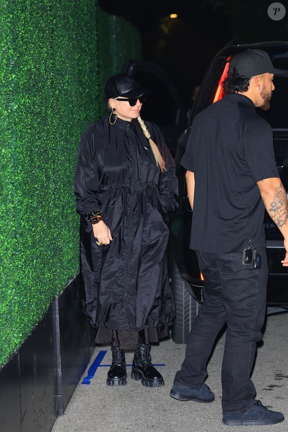 Sia à la soirée d'anniversaire de Kris Jenner à Beverly Hills, dans la maison de Jeff Bezos, le 8 novembre 2025. © Backgrid USA / Bestimage