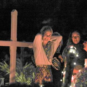 Exclusif - Arrivée samedi 16 février 2019 à Saint-Barthélemy pour les vacances scolaires des filles, Laeticia Hallyday est venue se recueillir sur la tombe de Johnny avec ses filles Jade et Joy, sa mère Françoise Thibaut et Jean Reno avec sa femme Zofia Borucka au cimetière marin de Lorient à Saint-Barthélemy. (Pour infos voir vendeur)