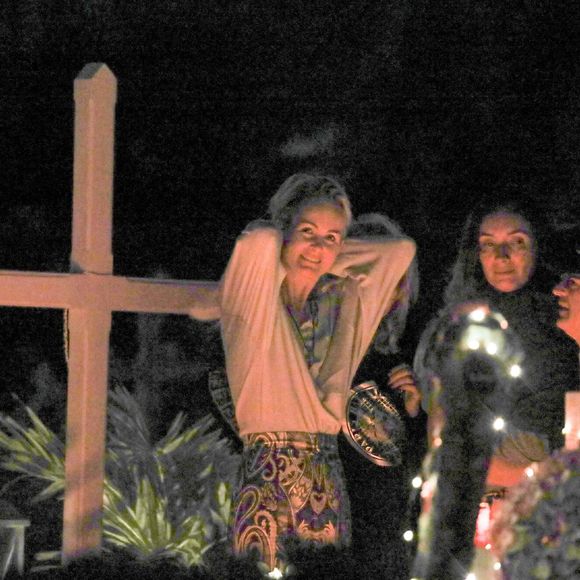 Exclusif - Arrivée samedi 16 février 2019 à Saint-Barthélemy pour les vacances scolaires des filles, Laeticia Hallyday est venue se recueillir sur la tombe de Johnny avec ses filles Jade et Joy, sa mère Françoise Thibaut et Jean Reno avec sa femme Zofia Borucka au cimetière marin de Lorient à Saint-Barthélemy. (Pour infos voir vendeur)