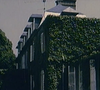 Dans les années 1950, elle a acheté le manoir du Beuil

Françoise Sagan dans son manoir du Breuil, en Normandie. Capture Youtube/France 3