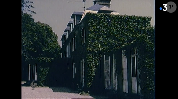 Dans les années 1950, elle a acheté le manoir du Beuil

Françoise Sagan dans son manoir du Breuil, en Normandie. Capture Youtube/France 3