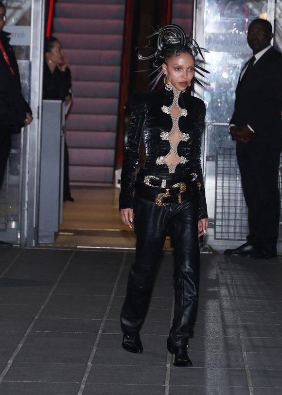 FKA Twigs au défilé Schiaparelli Collection Femme Prêt-à-Porter Printemps/Eté 2026 lors de la Fashion Week à Paris. 

Photo : Denis Guignebourg / Bestimage