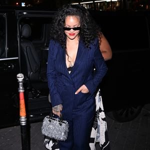 Son vestiaire signature repose sur des coupes impeccablement structurées et des matières variés qui étonnement se marient parfaitement.

Rihanna arrive au restaurant Cesar Paris après le concert de Céline Dion le 16 septembre 2026. 

© Gedeon Taieb / Bestimage