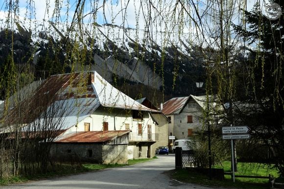 L'un des habitants du Haut-Vernet aurait ainsi assuré aux gendarmes qu'il aurait vu le petit Émile "descendant la rue. Pour l'autre, au contraire, l'enfant la remontait. Bref, rien de très clair a priori", détaille le quotidien régional.

Illustrations au Vernet dans les Alpes-de-Haute-Provence dans le cadre de la disparition du petit Emile en juillet 2023 dont une partie des ossements ont été retrouvés. Le 4 avril 2024. © Romain Doucelin / Bestimage