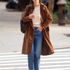 Katie Holmes sort pour se promener et prendre son café à New York, au milieu des rapports que son ex-mari Tom Cruise n'a pas vu sa fille Suri Cruise pendant des années depuis leur séparation, New York City, NY, USA le 4 octobre 2018. Photo by Elder Ordenez/Splash News/ABACAPRESS.COM