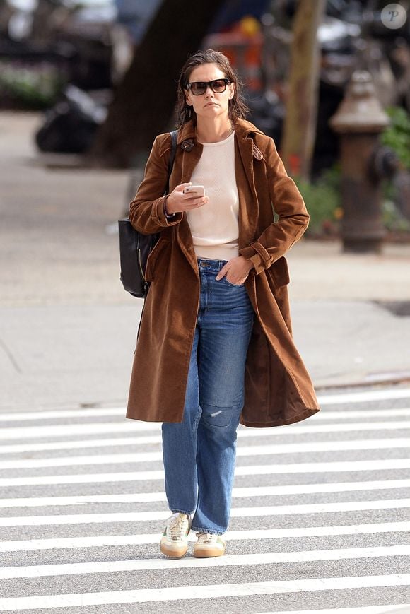 Katie Holmes sort pour se promener et prendre son café à New York, au milieu des rapports que son ex-mari Tom Cruise n'a pas vu sa fille Suri Cruise pendant des années depuis leur séparation, New York City, NY, USA le 4 octobre 2018. Photo by Elder Ordenez/Splash News/ABACAPRESS.COM