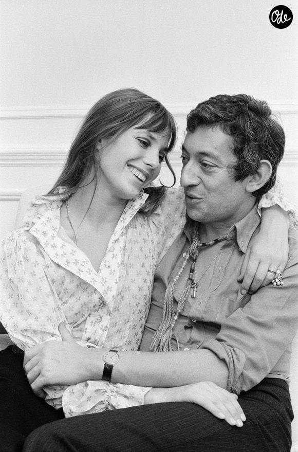 En effet, pour celle qui fût la partenaire de scène et de vie de Serge Gainsbourg, il était important de puiser dans ses ultimes forces pour assister au mariage de son petit-fils... 

Jane Birkin et Serge Gainsbourg dans leur appartement de Chelsea, à London, le 19 septembre 1969. Crédit Mirrorpix / Bestimage