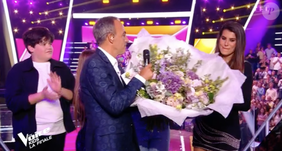 "J'ai vu ma pote animatrice puis maman, j'ai vu une jeune femme toujours là pour les autres, toujours là pour effectivement accompagner, rassurer", a-t-il d'abord déclaré avant de s'emparer d'un énorme bouquet de fleurs. 

TF1 "The Voice" Karine Ferri avec Nikos Aliagas 4 octobre 2025