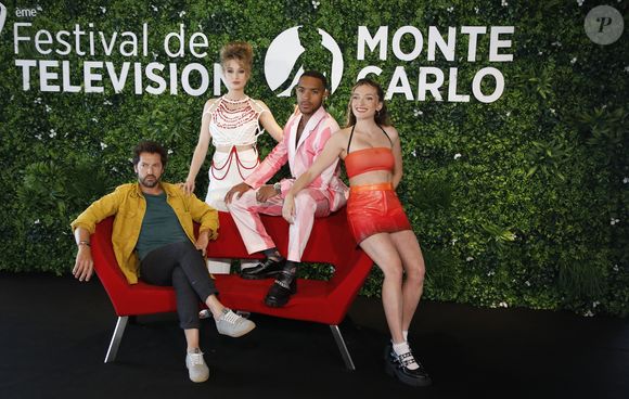 Frédéric Diefenthal, Benjamin Douba-Paris, Lou Ladegaillerie et Catherine Davydzenka au photocall de la série "Ici tout commence" lors du 62ème Festival de Télévision de Monte-Carlo, à Monaco, le 17 juin 2023. © Denis Guignebourg/BestImage