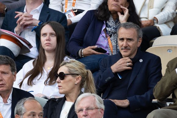 Aude, Elie Semoun en tribune lors de la finale masculine 2025 de Roland Garros le 08 juin 2025 à Paris, France. Photo par Nasser Berzane/ABACAPRESS.COM