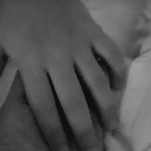 Pour ses 6 ans, elle a partagé un tendre cliché en noir et blanc : une petite main, quelques mots et beaucoup d’amour, tout en veillant à préserver son garçon des regards indiscrets.