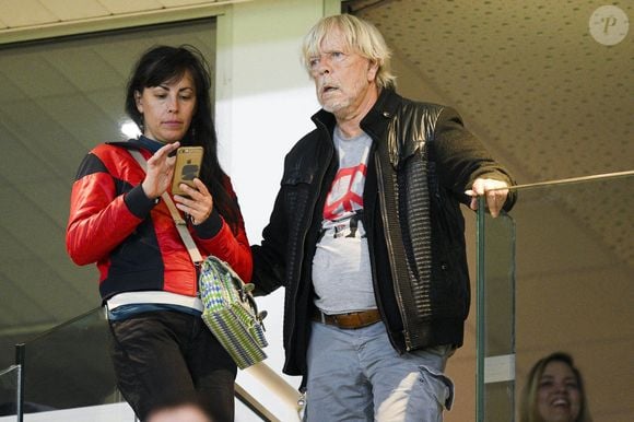 Ce n'est d'ailleurs pas la seule habitude que Cerise a, aux concerts de son mari.

Renaud et sa nouvelle compagne Cerise (qui est d'origine Nantaise) assistent au match de football de Ligue Europa entre le FC Nantes contre Qarabag FK  (2-1) à Nantes le 27 octobre 2022. Panoramic / Bestimage