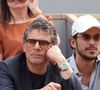 Ce dernier, qui est son portrait craché, est chroniqueur et animateur pour une station de radio.

Pascal Elbé dans les tribunes lors des Internationaux de France de Tennis de Roland Garros 2023. Paris, le 7 juin 2023. © Jacovides-Moreau / Bestimage