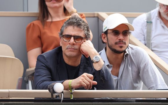Ce dernier, qui est son portrait craché, est chroniqueur et animateur pour une station de radio.

Pascal Elbé dans les tribunes lors des Internationaux de France de Tennis de Roland Garros 2023. Paris, le 7 juin 2023. © Jacovides-Moreau / Bestimage