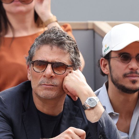 Ce dernier, qui est son portrait craché, est chroniqueur et animateur pour une station de radio.

Pascal Elbé dans les tribunes lors des Internationaux de France de Tennis de Roland Garros 2023. Paris, le 7 juin 2023. © Jacovides-Moreau / Bestimage