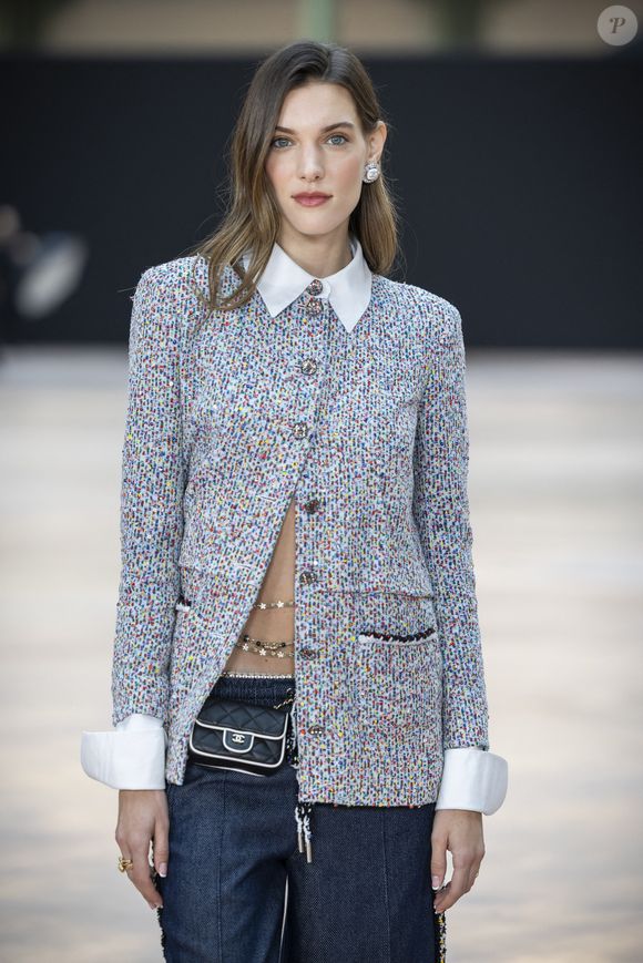 Charlotte Cardin au photocall du défilé Chanel Mode Féminine Prêt-À-Porter Automne/Hiver 2025-2026 lors de la Fashion Week de Paris (PFW) au Grand Palais, à Paris, France, le 11 mars 2025. © Olivier Borde/Bestimage