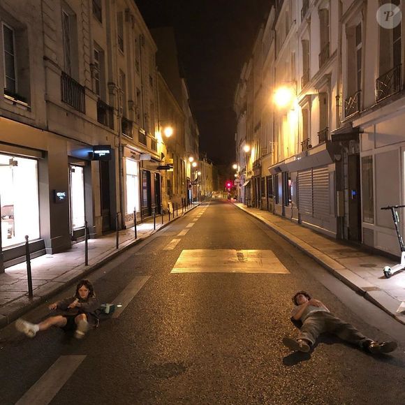 Jack Depp et son amie Camille Jansen dans la rue. Photo publiée le 1er juin 2020.