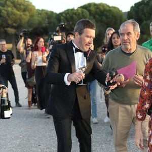 Antonio Banderas rencontre la presse après le mariage de sa fille et trinque avec elle, le 18 octobre 2025, à Sardón del Duero (Valladolid, Castilla y León, Espagne). Photo par José Ruiz / Europa Press/ABACAPRESS.COM