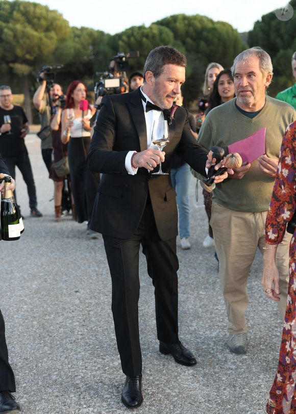 Antonio Banderas rencontre la presse après le mariage de sa fille et trinque avec elle, le 18 octobre 2025, à Sardón del Duero (Valladolid, Castilla y León, Espagne). Photo par José Ruiz / Europa Press/ABACAPRESS.COM