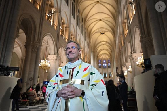 À ceux qui n'aiment pas ses couleurs, le créateur répond : 

Le prêtre Olivier Ribadeau Dumas avant le début de la première messe publique au cours de laquelle l'archevêque de Paris Laurent Ulrich conduira les prières pour consacrer le nouvel autel principal, conçu par l'artiste et designer français Guillaume Bardet, à la cathédrale Notre-Dame de Paris, à Paris, le 8 décembre 2024.  Photo by Eliot Blondet/ABACAPRESS.COM