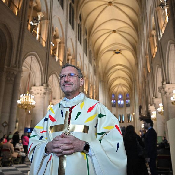 À ceux qui n'aiment pas ses couleurs, le créateur répond : 

Le prêtre Olivier Ribadeau Dumas avant le début de la première messe publique au cours de laquelle l'archevêque de Paris Laurent Ulrich conduira les prières pour consacrer le nouvel autel principal, conçu par l'artiste et designer français Guillaume Bardet, à la cathédrale Notre-Dame de Paris, à Paris, le 8 décembre 2024.  Photo by Eliot Blondet/ABACAPRESS.COM