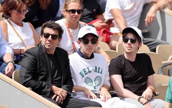 Patrick Bruel et ses fils Léon et Oscar dans les tribunes des Internationaux de France de tennis de Roland Garros 2024 à Paris, France, le 4 juin 2024. © Jacovides-Moreau/Bestimage