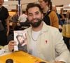 Publié initialement le 1er octobre 2025, le livre retrace son enfance et son ascension musicale.

Kendji Girac à la Hall Georges Brassens de Brive-la-Gaillarde pour la 43 ème Foire du Livre de Brive. © Jean-Marc Lhomer/Bestimage