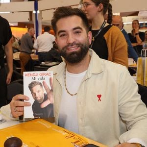 Publié initialement le 1er octobre 2025, le livre retrace son enfance et son ascension musicale.

Kendji Girac à la Hall Georges Brassens de Brive-la-Gaillarde pour la 43 ème Foire du Livre de Brive. © Jean-Marc Lhomer/Bestimage