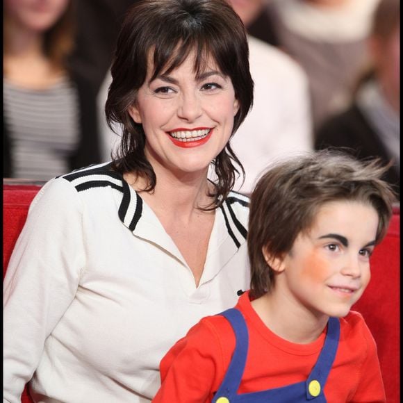 On peut voir Diego, à droite sur le cliché, lors d’un selfie devant un miroir avec un ami

Lio et son fils Diego lors de l'enregistrement de l'émission "Vivement dimanche" le 17 février 2010.  © Guillaume Gaffiot/Bestimage