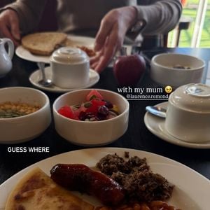 Sur Instagram, la mère de l'ancienne Miss France s'est empressée de partager les coulisses de leur voyage, immortalisant notamment leurs escapades culinaires typiques. 

Iris Mittenaere Instagram