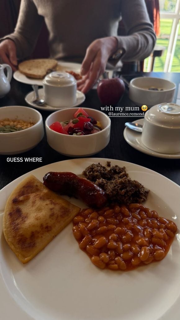 Sur Instagram, la mère de l'ancienne Miss France s'est empressée de partager les coulisses de leur voyage, immortalisant notamment leurs escapades culinaires typiques. 

Iris Mittenaere Instagram