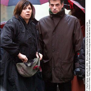 Paris, France, le 26 janvier 2004. Bruno Gaccio et Michèle Bernier arrivent aux funérailles de l'acteur français Ticky Holgado à l'église Saint-Roch à Paris. © Hounsfield-Gorassini-Lamperti/ABACA.