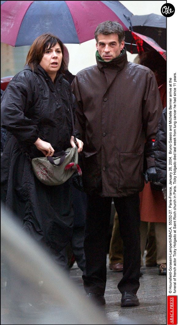 Paris, France, le 26 janvier 2004. Bruno Gaccio et Michèle Bernier arrivent aux funérailles de l'acteur français Ticky Holgado à l'église Saint-Roch à Paris. © Hounsfield-Gorassini-Lamperti/ABACA.