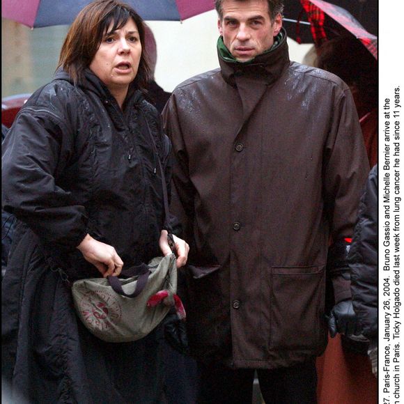 Paris, France, le 26 janvier 2004. Bruno Gaccio et Michèle Bernier arrivent aux funérailles de l'acteur français Ticky Holgado à l'église Saint-Roch à Paris. © Hounsfield-Gorassini-Lamperti/ABACA.