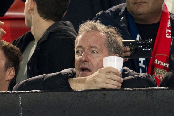 Le journaliste et animateur de télévision britannique, Piers Morgan dans les tribunes lors du match retour de la Ligue Des Champions 2024-2025 (LDC) "PSG - Arsenal" (2-1) au Parc des Princes à Paris le 7 mai 2025. © Cyril Moreau/Bestimage