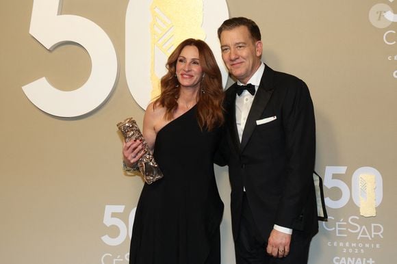 Julia Roberts (César d’honneur) et Clive Owen - Photocall des lauréats (pressroom) de la 50ème cérémonie des César à l'Olympia à Paris le 28 février 2025

© Dominique Jacovides / Olivier Borde / Bestimage