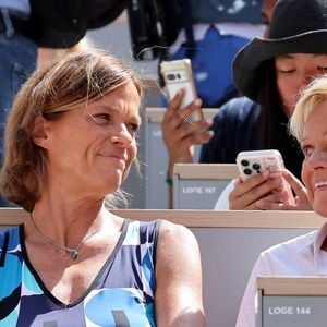 Anne Le Nen et sa femme Muriel Robin- Célébrités assistent à la victoire de Novak Djokovic face à Carlos Alcaraz lors de la finale de tennis des Jeux Olympiques de Paris 2024 (JO) sur le cour Philippe Chatrier à Roland Garros, à Paris, France, le 4 Aout 2024. © Jacovides-Perusseau/Bestimage