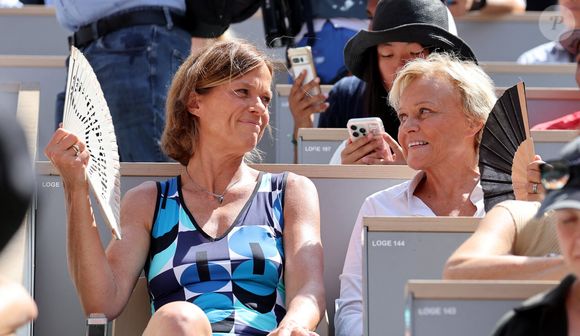 Anne Le Nen et sa femme Muriel Robin- Célébrités assistent à la victoire de Novak Djokovic face à Carlos Alcaraz lors de la finale de tennis des Jeux Olympiques de Paris 2024 (JO) sur le cour Philippe Chatrier à Roland Garros, à Paris, France, le 4 Aout 2024. © Jacovides-Perusseau/Bestimage