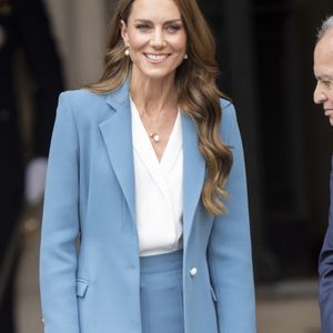 Ce retour symbolique intervient après son retrait de la vie publique lié à son combat contre le cancer.

Son Altesse Royale, Catherine, Princesse de Galles (Catherine (Kate) Middleton, princesse de Galles), visite de 2 jours en Italie. À son arrivée à la mairie de Reggio Emilia, elle est accueillie par le maire de la ville, Marco Massari, le 13 mai 2026. © GoffPhotos/Bestimage