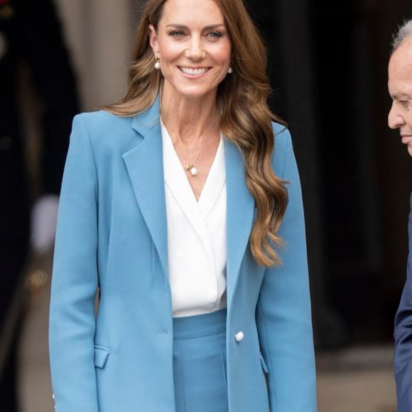 Ce retour symbolique intervient après son retrait de la vie publique lié à son combat contre le cancer.

Son Altesse Royale, Catherine, Princesse de Galles (Catherine (Kate) Middleton, princesse de Galles), visite de 2 jours en Italie. À son arrivée à la mairie de Reggio Emilia, elle est accueillie par le maire de la ville, Marco Massari, le 13 mai 2026. © GoffPhotos/Bestimage