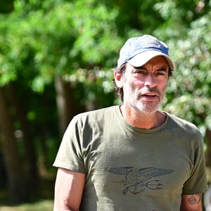 Il lance un appel à un pilote de chasse qui a fait passer le mur du son au-dessus de sa maison. La maison a tremblé à 23h40 

Exclusif - Anthony Delon au domaine familial de Douchy dans le Loiret, France, le 18 août 2025. 

© Christian Liewig/Bestimage