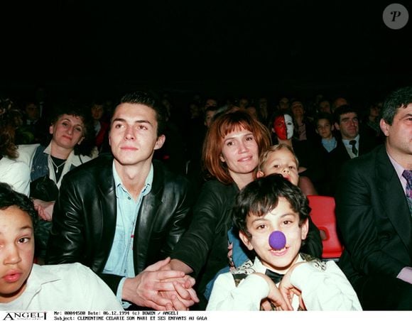 Quant à Balthazar, le plus jeune, il fait comme elle, et comme son père, du cinéma...

Clémentine Célarié et ses enfants au gala du cirque Arlette Gruss, à Paris, le 6 décembre 1994.
Bowen / Bestimage