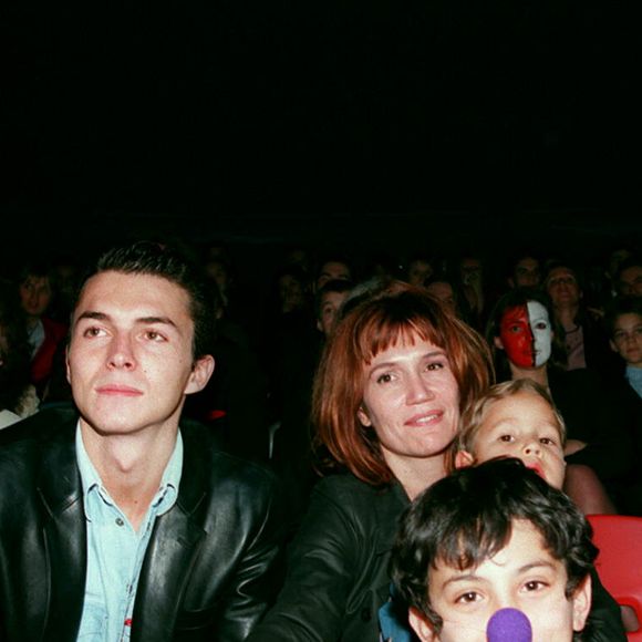 Quant à Balthazar, le plus jeune, il fait comme elle, et comme son père, du cinéma...

Clémentine Célarié et ses enfants au gala du cirque Arlette Gruss, à Paris, le 6 décembre 1994.
Bowen / Bestimage