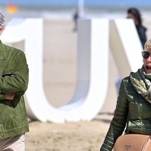 Le journaliste, qui présente "William a midi" sur la chaîne...

William Leymergie et sa compagne Sophie Davant célèbrent le 100e anniversaire de l'inauguration des Planches de Deauville, Calvados, France, le samedi 6 juillet 2024. Castel Franck/ABACA