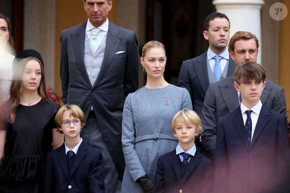 Pierre Casiraghi, Charlotte Casiraghi et ses enfants Raphaël Elmaleh,  Balthazar Rassam - La famille princière monégasque dans la cour d'honneur du palais lors de la la fête nationale à Monaco le 19 novembre 2025. © Dominique Jacovides - Bruno Bebert / Bestimage