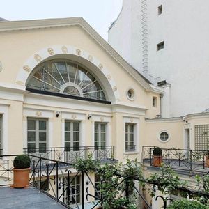 Initialement proposé autour de 50 millions d’euros en 2012, ce bien d’exception a trouvé preneur pour 22,6 millions d’euros auprès d’un fonds britannique. 

Info - Gérard Depardieu a vendu son hôtel particulier à Paris. Initialement affiché autour de 50 millions d'euros, il a finalement été cédé pour 22,6 millions d'euros à un acquéreur britannique - BI - No Credit - L'hôtel particulier de Gerard Depardieu en plein cœur de Saint-Germain-des-Pres est en vente le 12 Decembre 2012. "Propriete de 1800 m² habitables comprenant l'hotel de Chambon construit au XIXe siècle, inscrit aux Monuments historiques, agrementee d'un jardin et de terrasses. De l'autre cote du jardin, un second batiment de type loft, eclaire par un puits de lumière, superbe pièce d'architecture et de design [...] Ascenseur, balcon, piscine, cuisine equipee ", indique l'annonce. Sans preciser le montant demande... Selon nos informations, Depardieu aurait pris la decision de s'en separer voilà tout juste trois mois. Quant au prix, il se situerait aux environs de 50 M€ ! C'est en 2003 que l'acteur a acquis l'hôtel de Chambon, construit en 1820 pour le baron du meme nom. Il avait alors déposé un permis de construire afin de le renover et d'y installer les bureaux de sa société DD Productions. Il projetait aussi d'y emmenager des appartements pour recevoir ses amis.