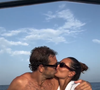 Une jolie brune l'accompagne pendant ses vacances. Elle s'appelle Clémentine et il a même échangé un bisou avec elle dans une story Instagram en guise d'officialisation

Martin Kretz et Clémentine sur un bateau en Corse
