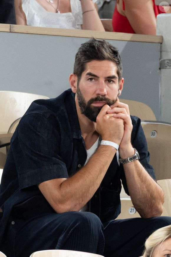 Bien loin d'être gêné par sa notoriété dans les rues de la ville Lumières, Nikola Karabatic a décidé de rendre son appartement avenue Mozart pour une autre raison.

Nikola Karabatic lors des Internationaux de France 2026, à Roland Garros, le 25 mai 2026 à Paris, France. 

Photo par Nasser Berzane/ABACAPRESS.COM